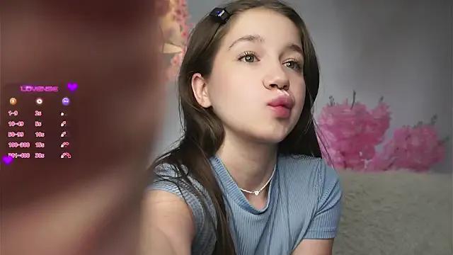 Admire cute model AmiLewis AmiLewis from StripChat