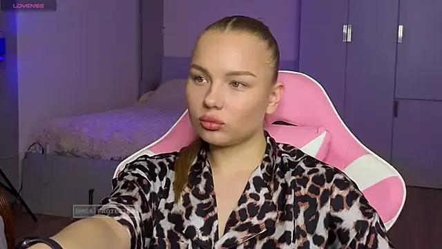 Join Lunar_Flare, she wants to masturbate for you Lunar_Flare from StripChat